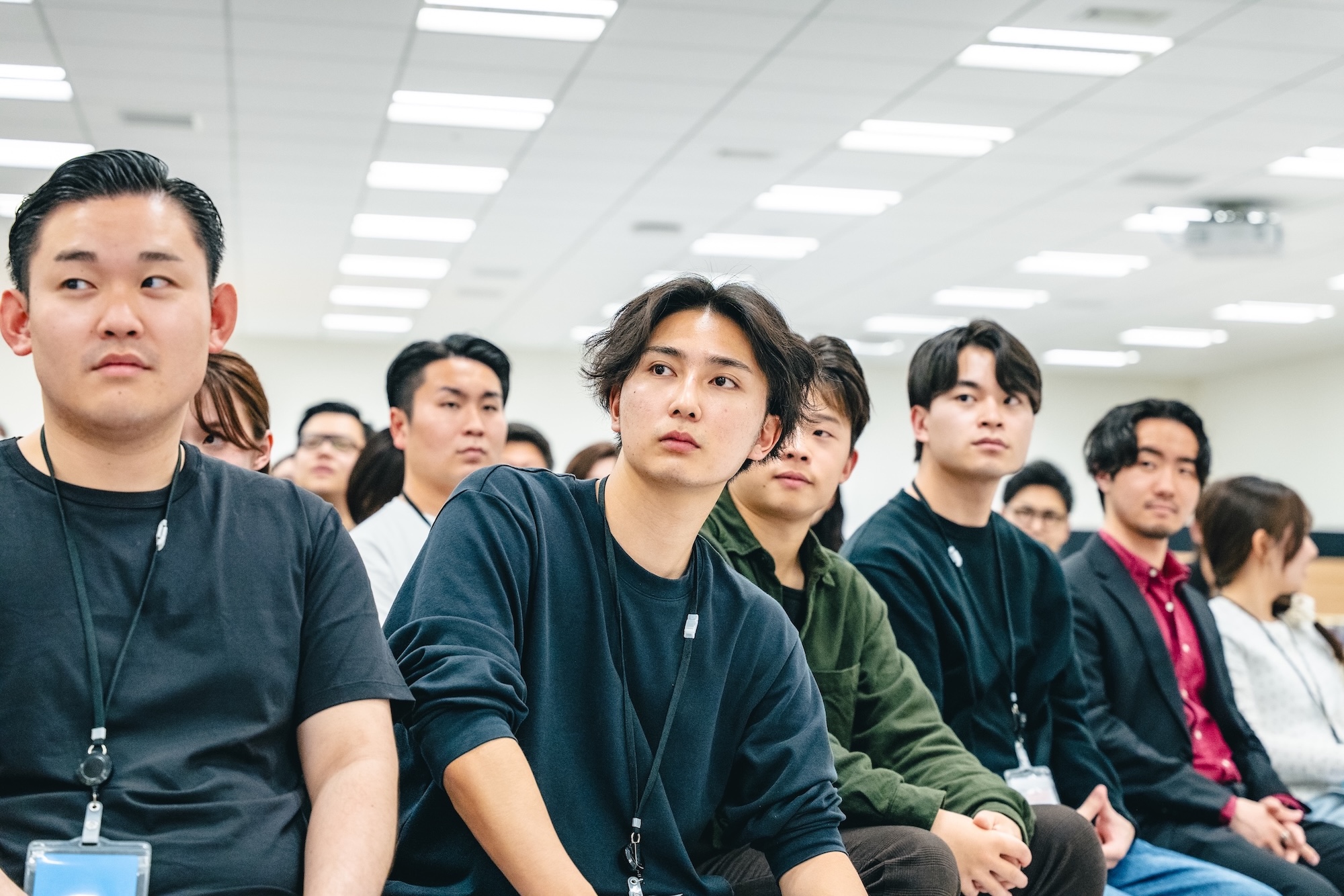 イベントを真剣に聴く社員たち